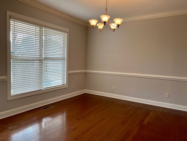 Foto del edificio - 5 Bed | 3 Bath House in Cary with Screened...