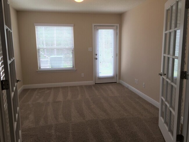 Building Photo - Pensacola - Weatherstone - 4 bedroom, 2.5 ...