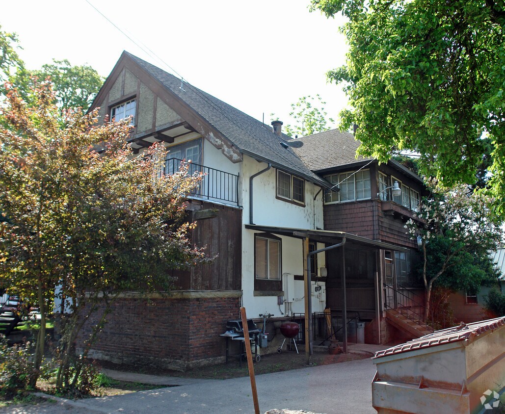 Building Photo - 564 Lincoln St