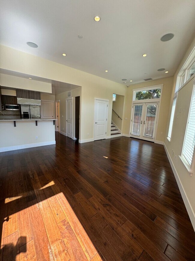 Foto del edificio - Modern 2 Bed / 1.5 Bath Home w/ Rooftop Deck; Garage w/ EV Outlet
