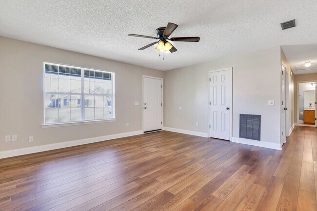 Building Photo - MOVE IN READY (DOG FRIENDLY)