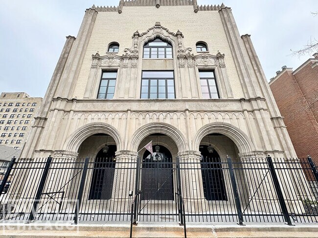 Building Photo - 5026 N Kenmore Ave