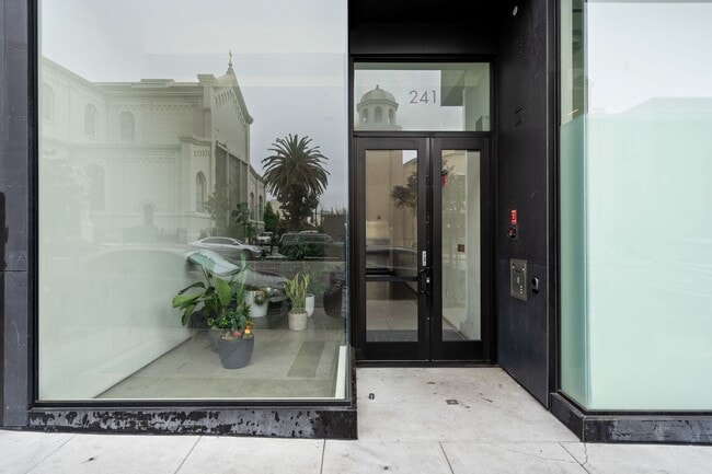 Building Photo - Modern 1 Bed, 1 Bath Condo @ 10th & Howard...