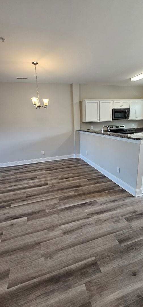 Building Photo - Discover Your Ideal Home in This Charming ...