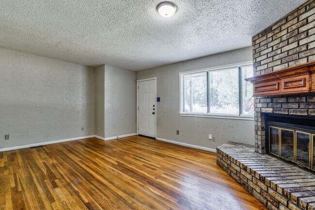Building Photo - Flexible 4-Bedroom (or 3-Bedroom + Bonus R...