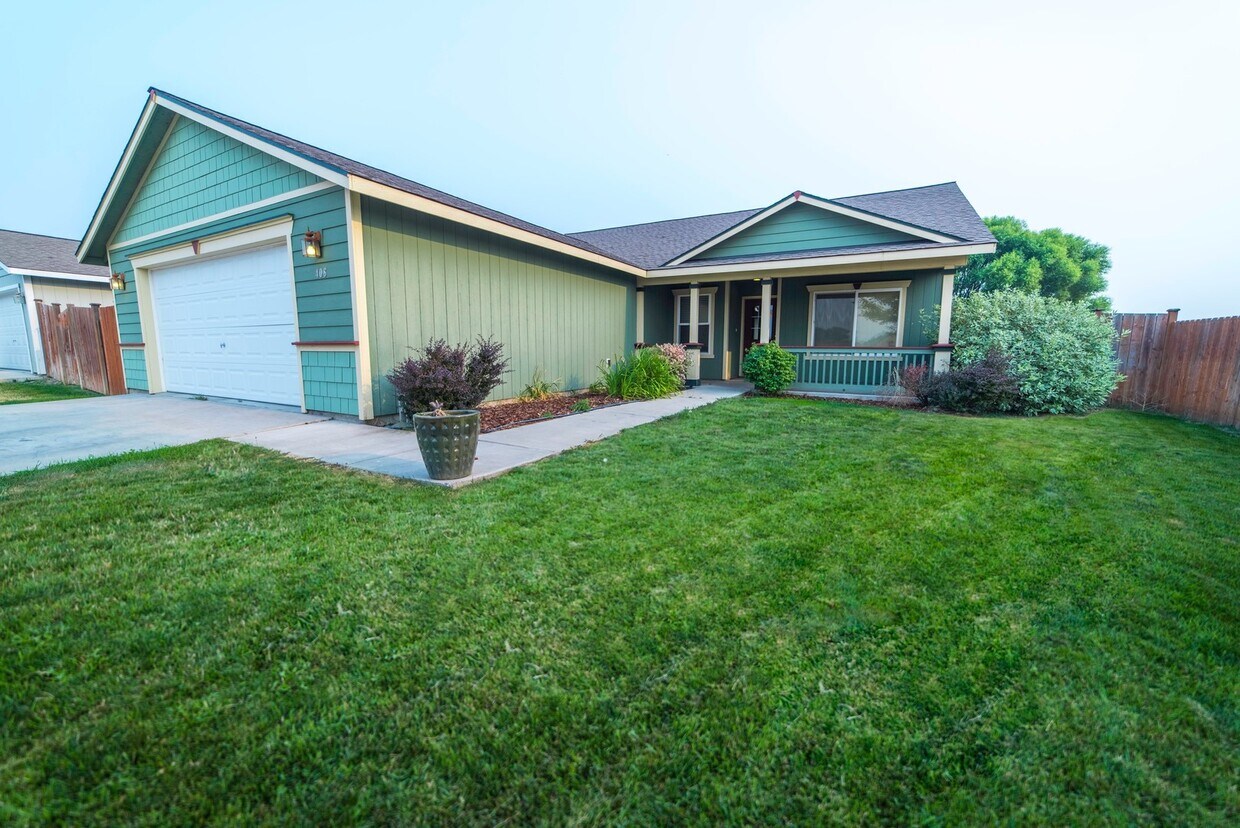 Foto principal - 4 Bedroom 2 Bath Home for Rent