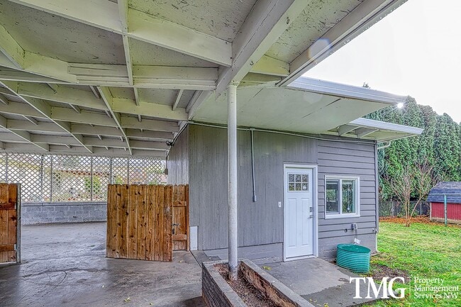 Building Photo - Great 2 Bed 1 Bath Home with Detached Offi...