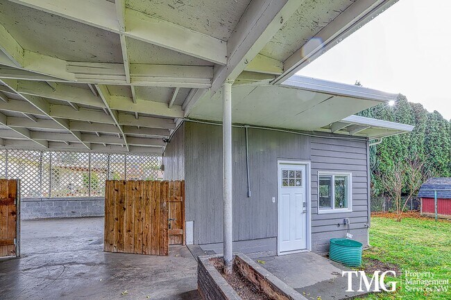 Foto del edificio - Great 2 Bed 1 Bath Home with Detached Offi...