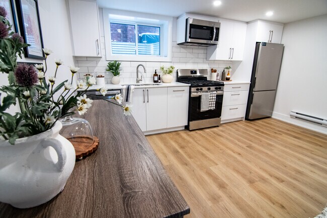 Photo du bâtiment - Newly Constructed Boutique Studio in Hintonburg (142 Young)