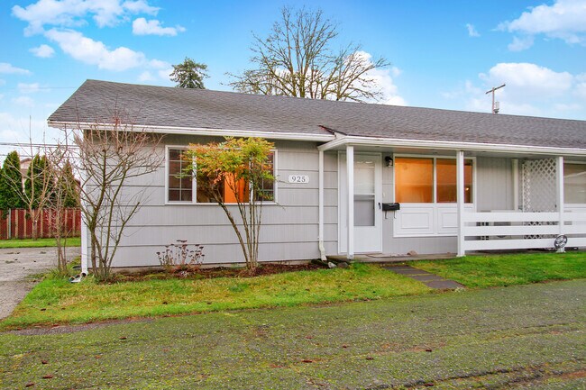 Building Photo - 925 5th Ave SW