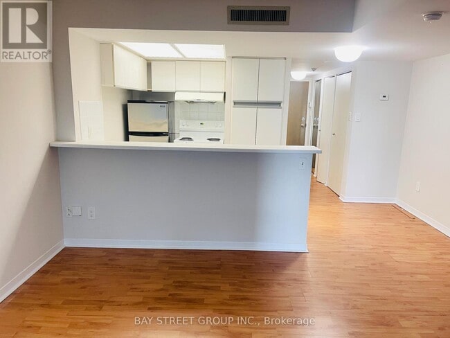 Photo du bâtiment - 1001 Bay St.