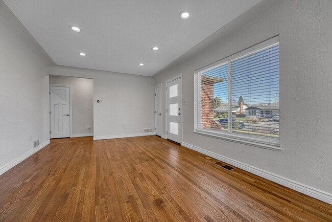 Foto del edificio - $3,695.00, $300 OFF First Months' Rent - 4 Bedroom, 3 Bath, Single Family Home in Denver with Fin...
