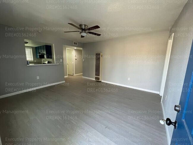 Building Photo - 1 bedroom/ 1 bathroom floor unit.
