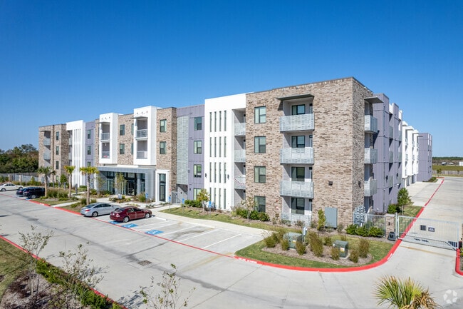 Building Photo - Huntington at Lago Mar