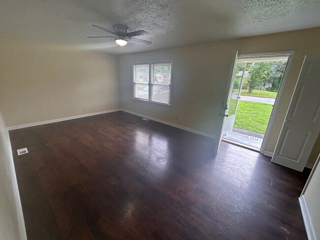 Foto del edificio - Beautiful 3 BED- 2BA with bonus room fenced in yard