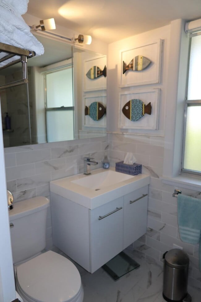 Building Photo - 1221 Hillsboro Mile