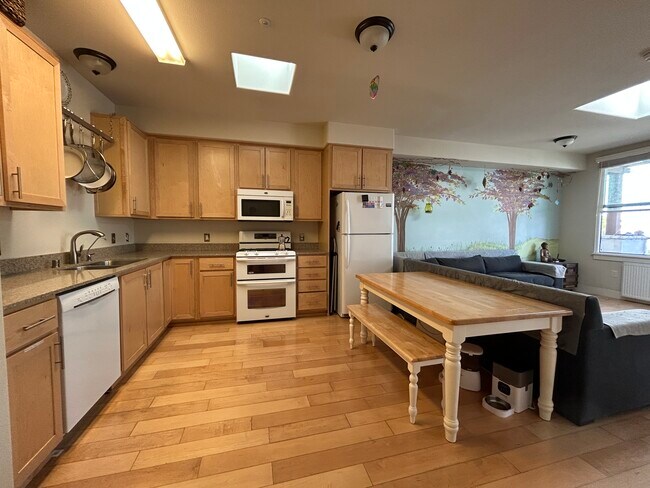 Double oven, skylight in every room - 190 Walnut Ave