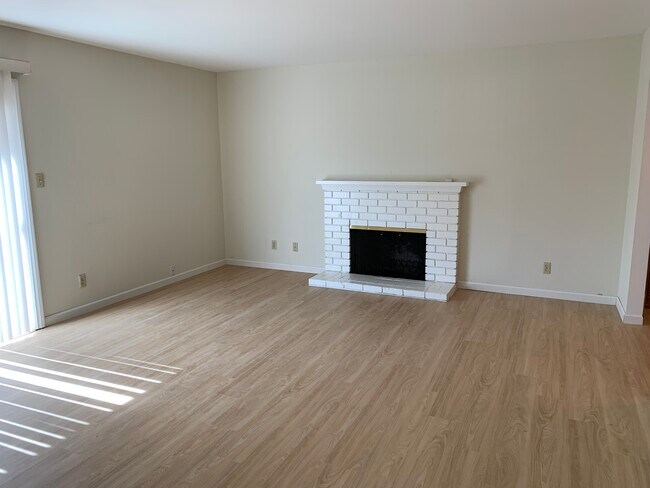 Building Photo - 1321 Essex Way