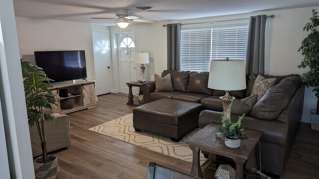 Foto del edificio - 567 Bradenton Rd