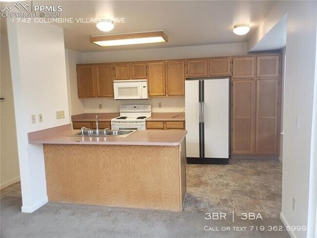 Foto del edificio - Conveniently located Townhome