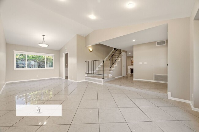 Building Photo - 20112 Divino Dr
