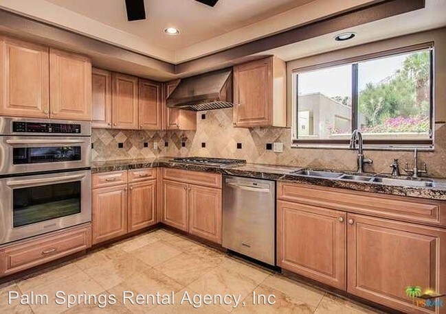 Building Photo - 2106 S Palm Canyon Dr