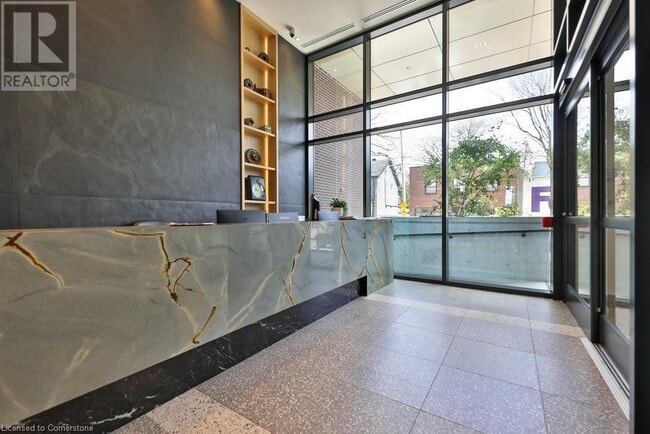 Photo du bâtiment - 150 Logan Ave