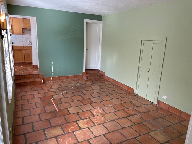 Foto del edificio - 2301 Beverly Glen Pl