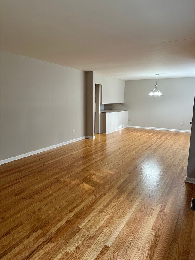 Building Photo - 708 Cave Mill Rd