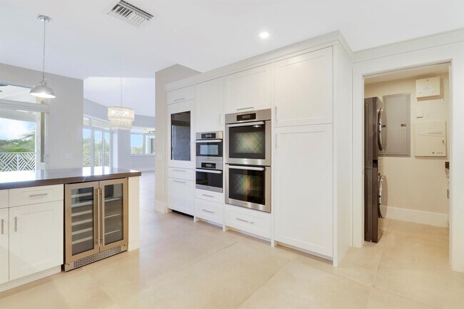 Building Photo - 309 E Ocean Ave