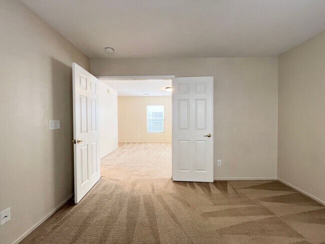 Building Photo - Wonderful two-story single-family house
