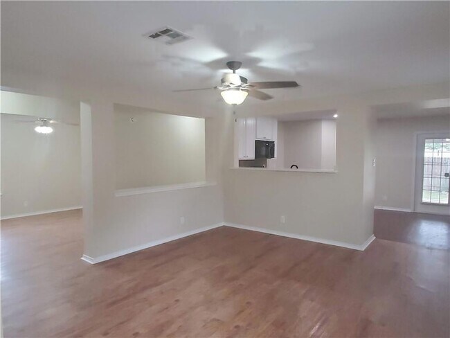 Foto del edificio - 551 New Country Rd