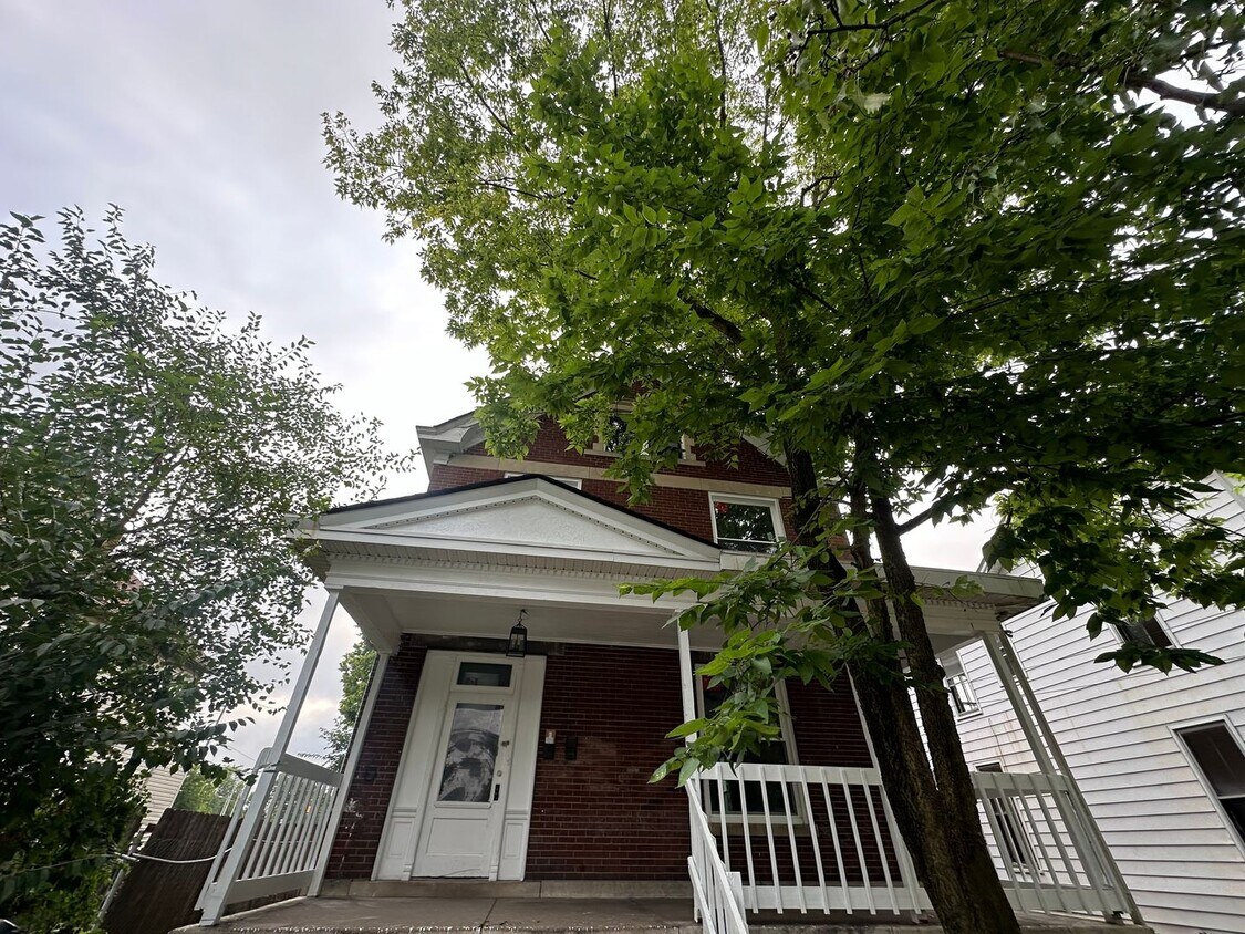 Primary Photo - Beautiful Spacious 1 Bedroom Apt. Lower Un...