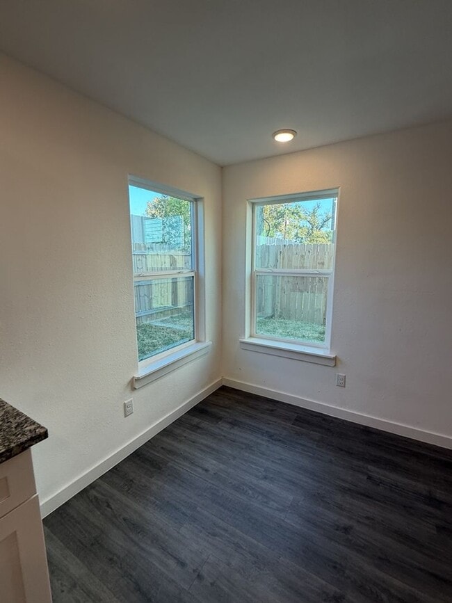 Building Photo - SECTION 8 ACCEPTED! $250 OFF A MONTH'S RENT!!! ***Ask about our No Cash Security Deposit Option***