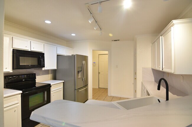 Foto del edificio - 104 Cedar Ridge Dr