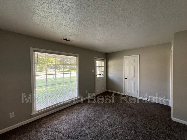Building Photo - 597 Western Park Dr