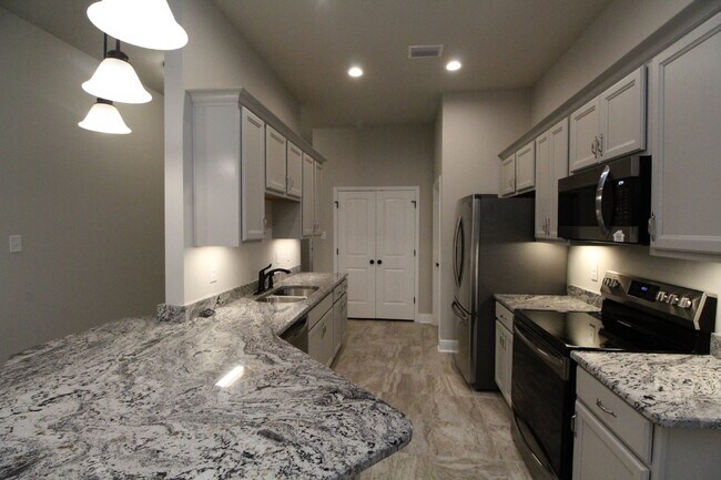 Foto del edificio - Spacious 3BR/2BA Home Near Navy Federal HQ with Split Floor Plan, High Ceilings & 2-Car Garage