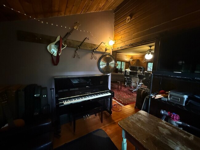 Sala de estar/oficina (vista alternativa desde el sofá) con Yamaha U1 de 1984 - 20 Victoria Way