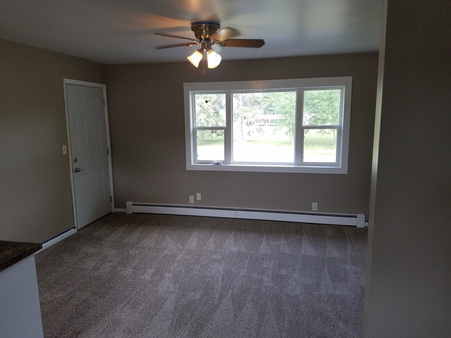 Building Photo - 816 E 6th St N