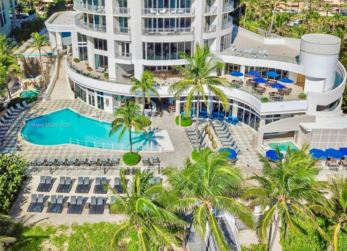 Foto principal - 17375 Collins Ave