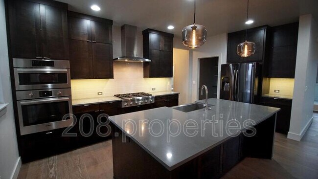 Foto del edificio - 6849 E Warm Springs Ave