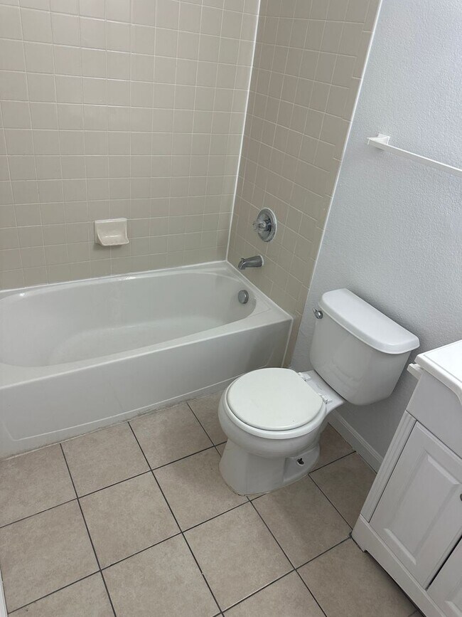 Foto del edificio - 2nd floor - 2 Bedroom, 2 Bath with garage ...