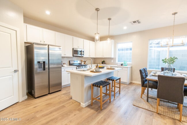 Foto del edificio - 3717 E Flower St