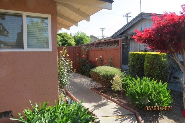Foto del edificio - 2132 Town and Country Ln
