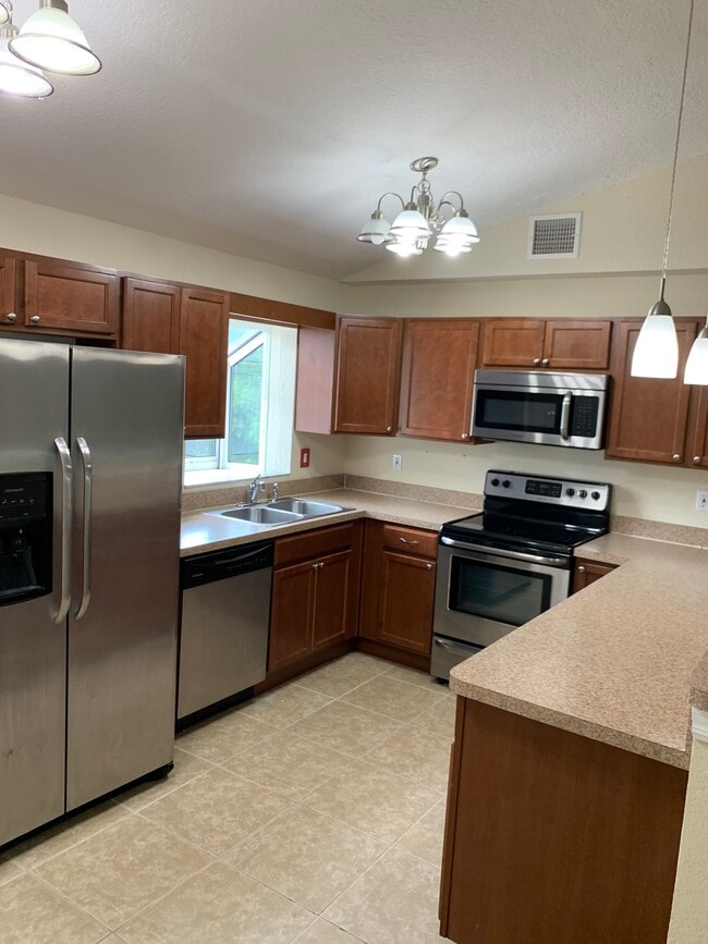 Foto del edificio - 7055 Lassen Ave