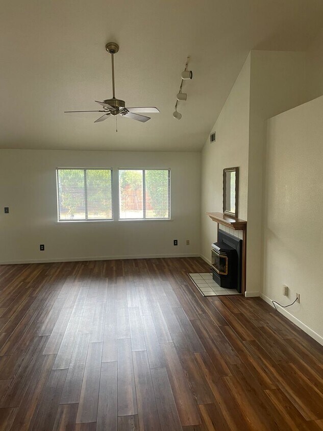 Primary Photo - 4 BED 3 BATH NEAR SIMPSON COLLEGE & LEMA R...