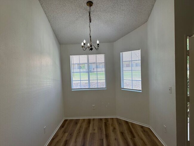 Foto del edificio - Nice 2 + 1.5 Townhouse Lancaster Sec 8 App...