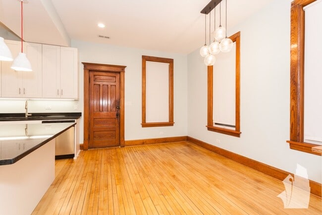 Building Photo - 2139 N Oakley Ave