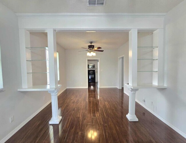 Building Photo - Charming 2-Bedroom Home with Bonus Room & ...