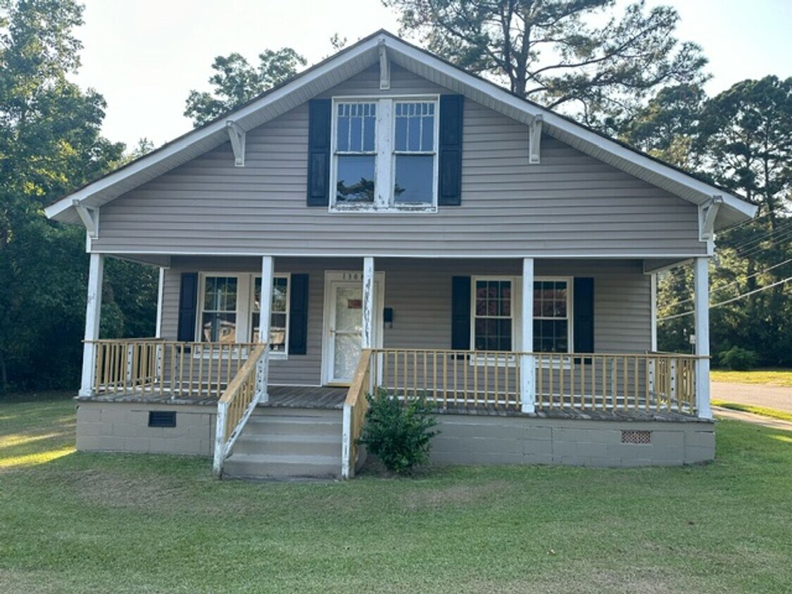 Primary Photo - 1308 College St